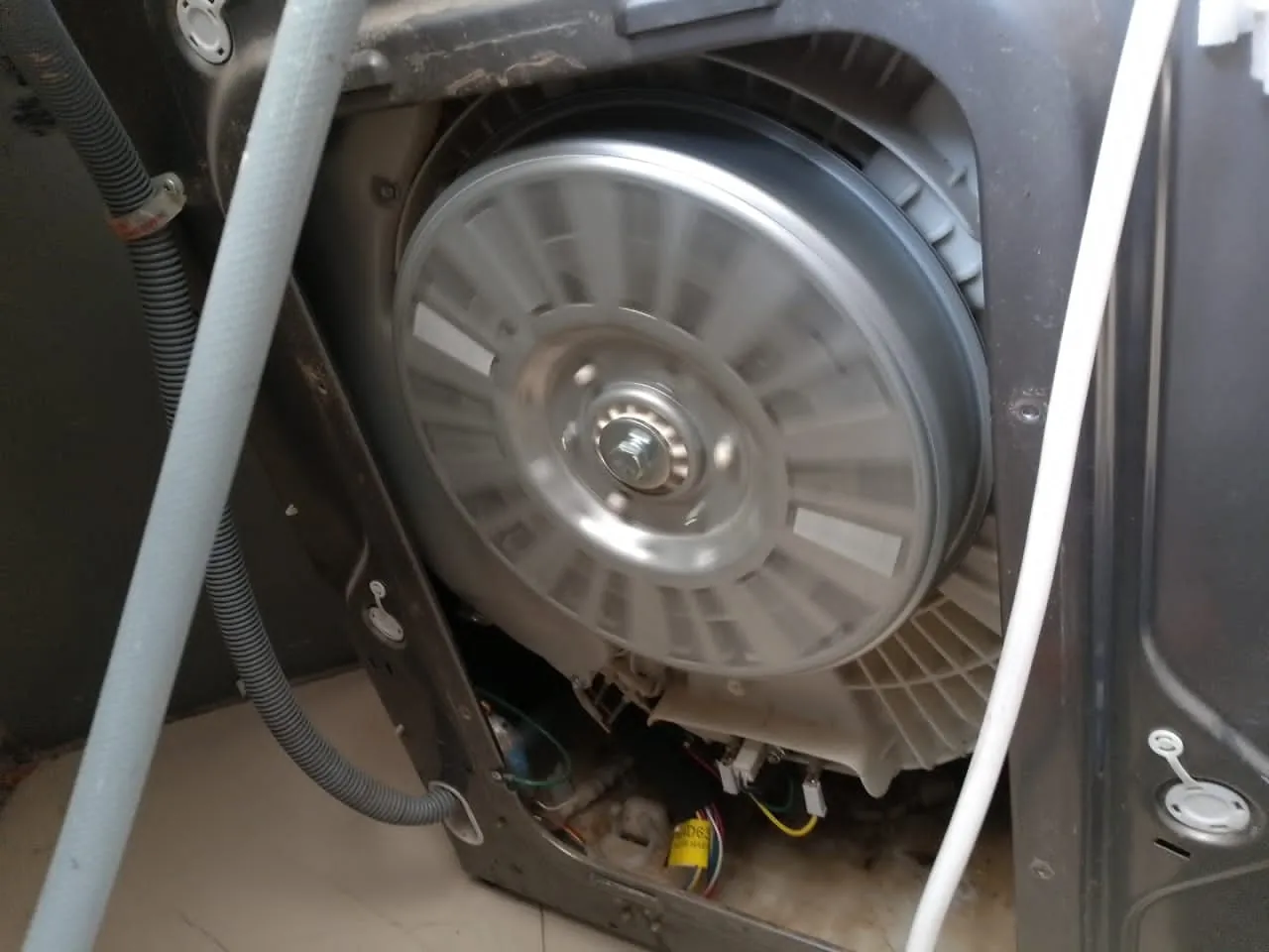 LG Direct Drive motor repair in Halfway House, Midrand. This is the component I test when error code LE appears. LG Direct Drive motor repair in Halfway House, Midrand. This is the component I test when error code LE appears.